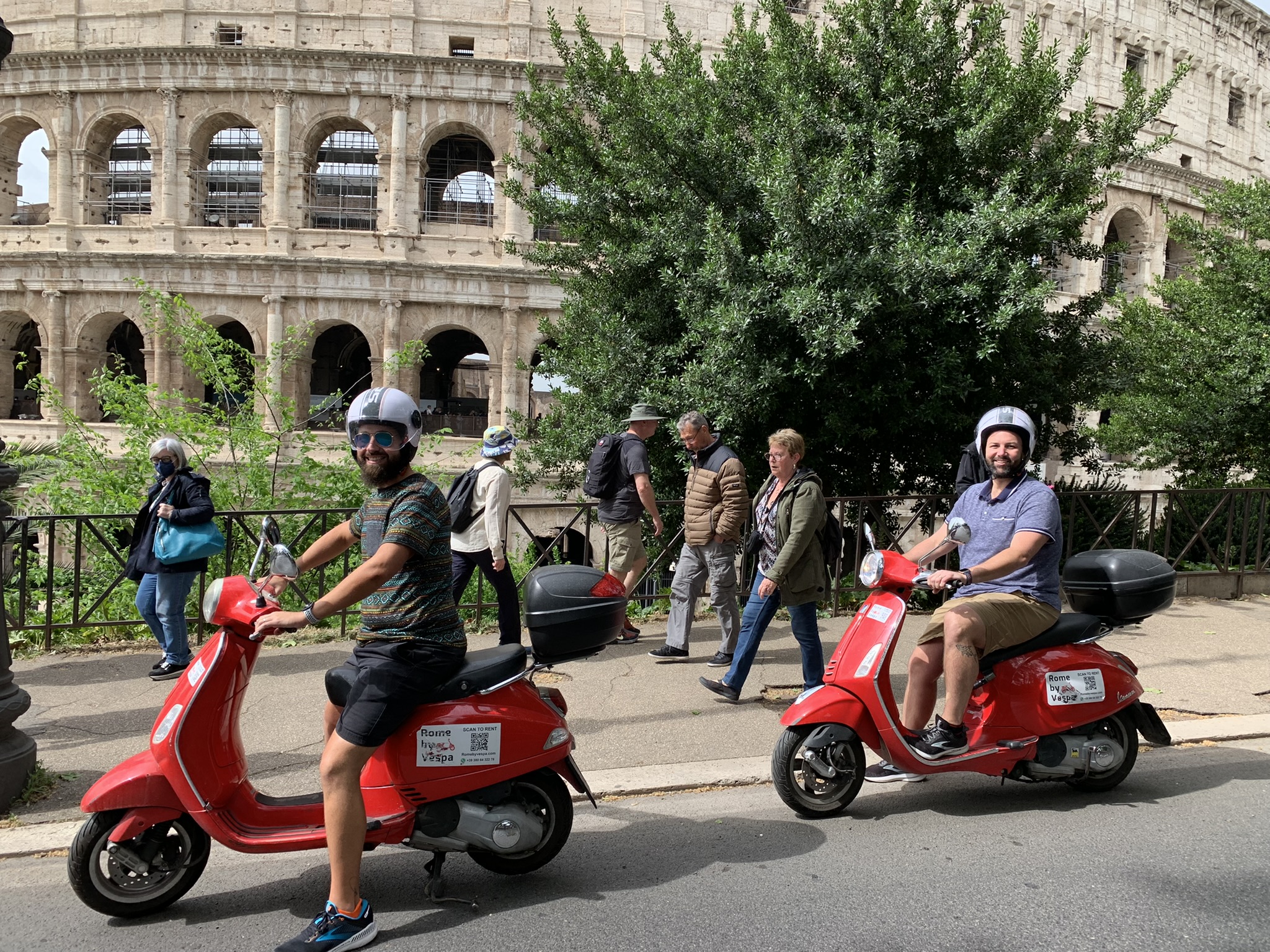 Scegliere tra guida autonoma e passeggero in un tour in Vespa a Roma