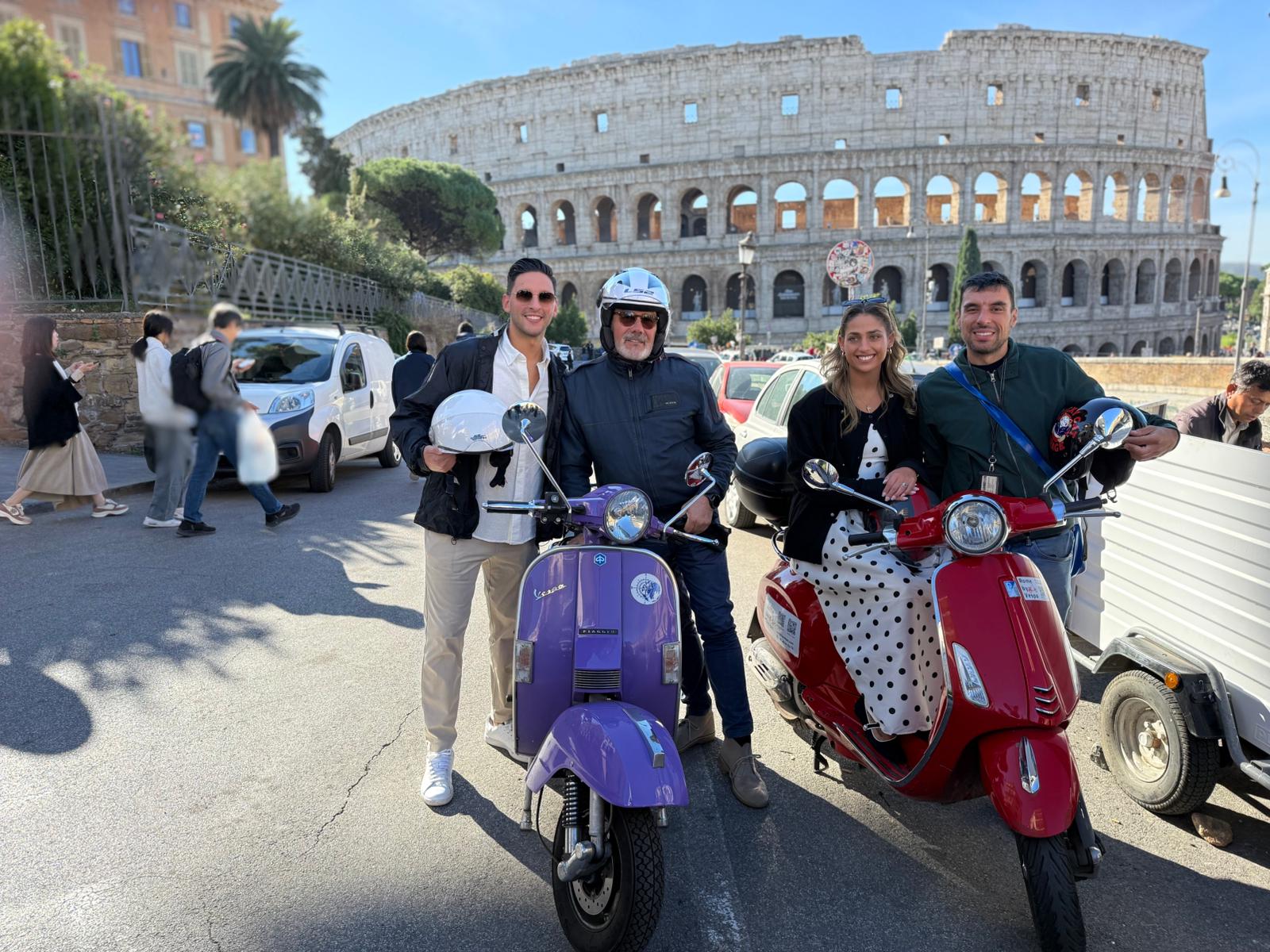 Guidare come passeggero in un tour guidato in Vespa a Roma